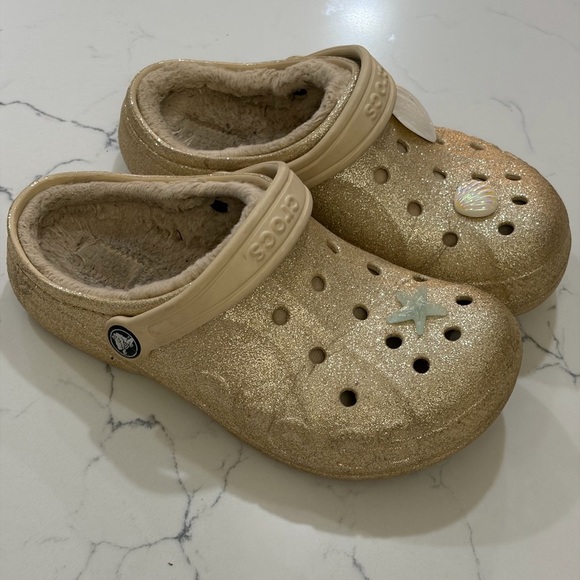 CROCS Kids Gold Glitter Clogs with Sea shell jibbitz size 2(J) - Picture 3 of 6